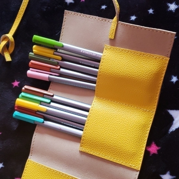 𝅺YELLOW walls/ect. - Picture 7 of 9